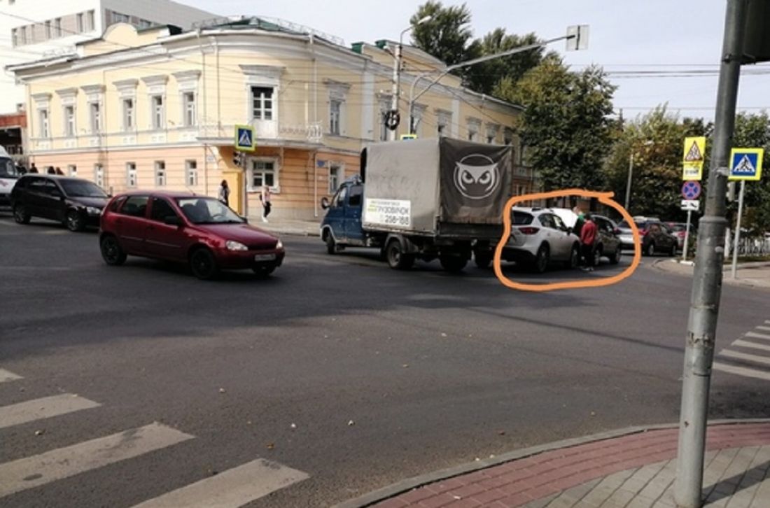 На перекрестке в центре Пензы две легковушки учинили аварию