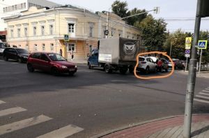 На перекрестке в центре Пензы две легковушки учинили аварию