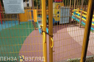 Инклюзивная детская площадка в Пензе оказалась под замком