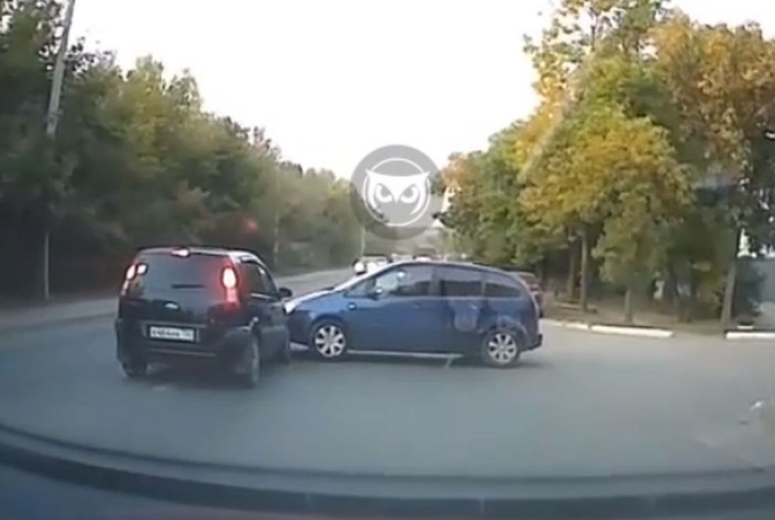 На видео попал момент необъяснимой аварии на улице Аустрина в Пензе