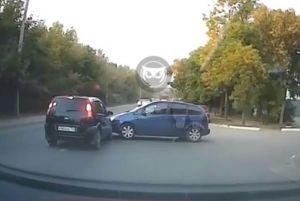 На видео попал момент необъяснимой аварии на улице Аустрина в Пензе