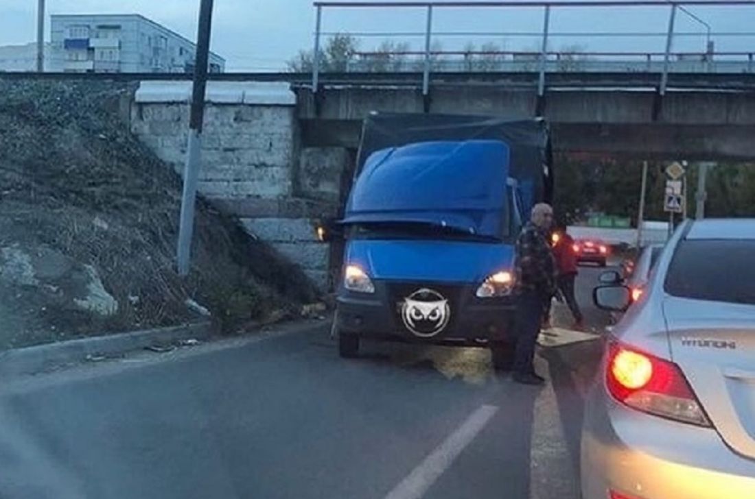 Очередной грузовик застрял под путепроводом в Пензе