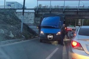 Очередной грузовик застрял под путепроводом в Пензе
