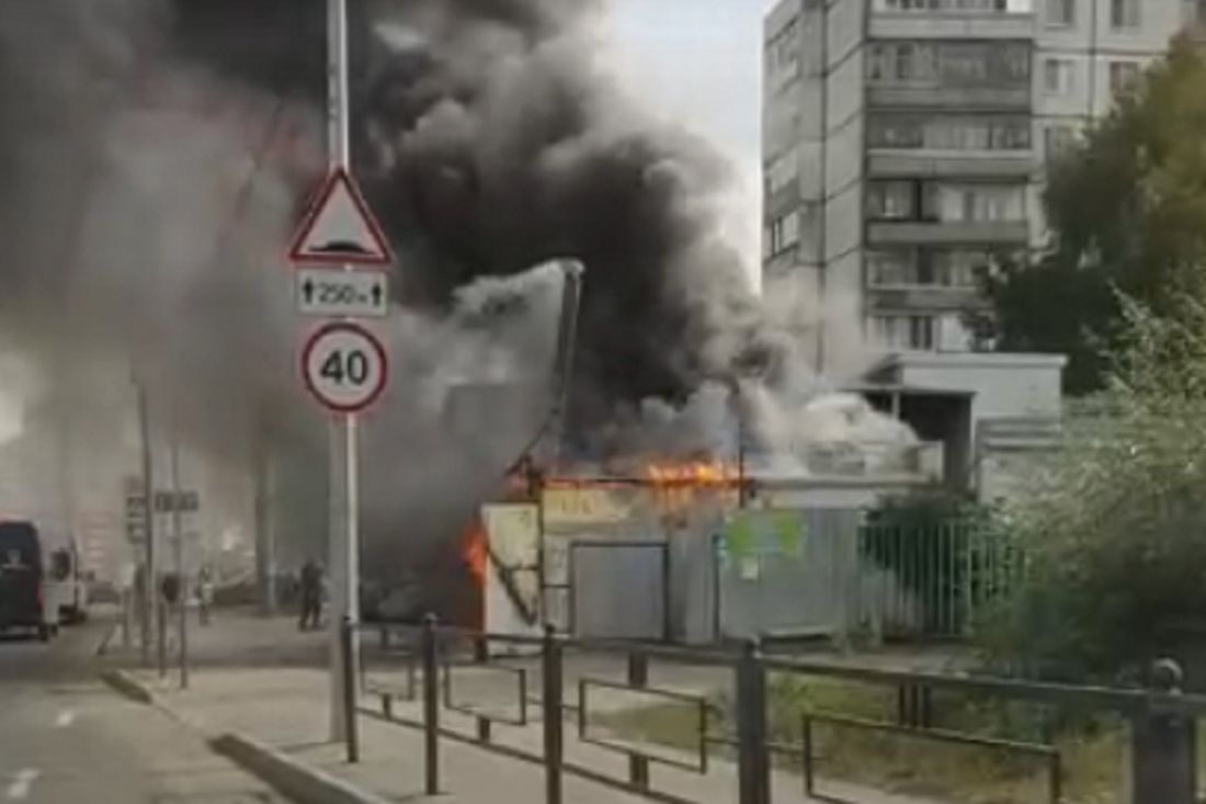 На видео попал загоревшийся в пензенской Терновке ларек