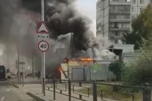 На видео попал загоревшийся в пензенской Терновке ларек