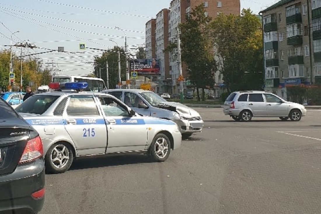 К месту ДТП в центре Пензы прибыли сотрудники ГИБДД. Фото