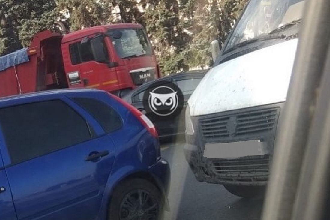 Авария с грузовиком спровоцировала пробку в Пензе