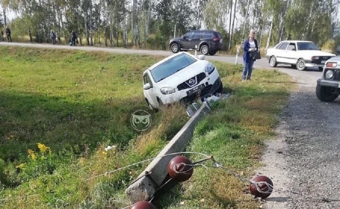 В Бессоновском районе иномарка слетела с трассы