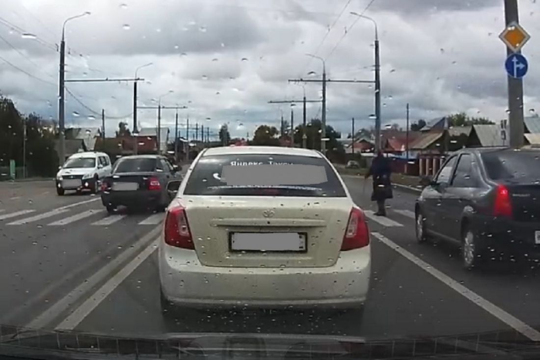 На видео попало, как пензенский автохам совершил сразу 2 нарушения