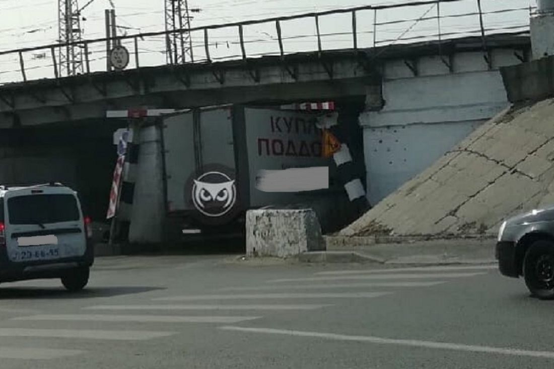 Очередной большегруз застрял под железнодорожным переездом в Пензе