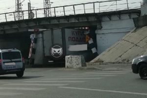 Очередной большегруз застрял под железнодорожным переездом в Пензе