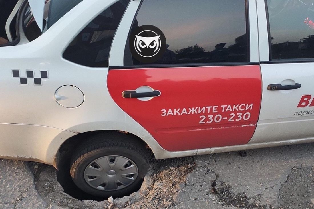 В Пензе машина такси провалилась в люк около поликлиники