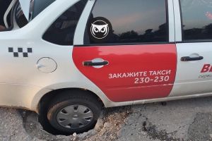 В Пензе машина такси провалилась в люк около поликлиники