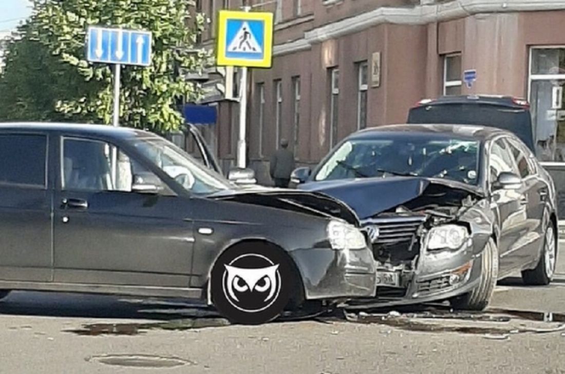 На перекрестке в центре Пензы разбились два автомобиля