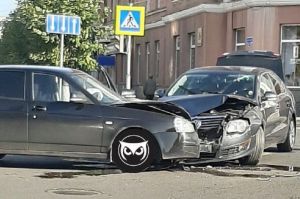 На перекрестке в центре Пензы разбились два автомобиля
