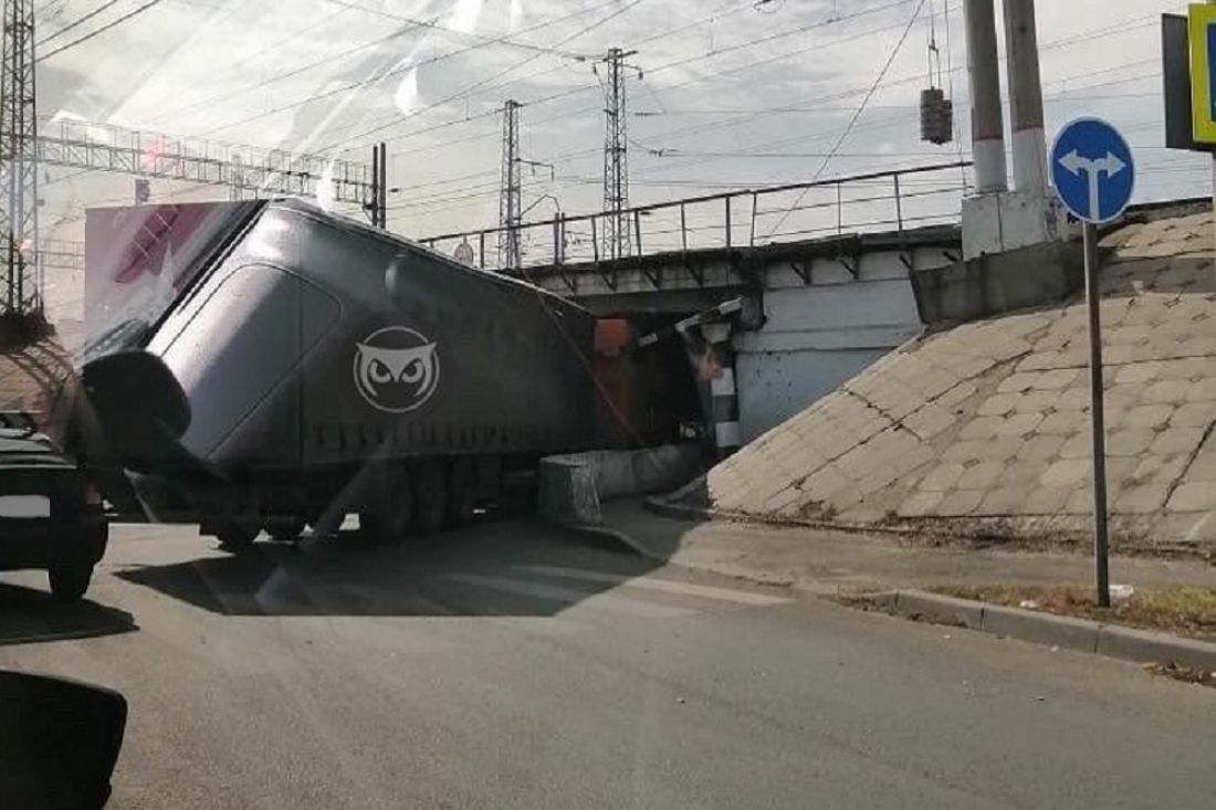 Под железнодорожным переездом в Пензе снова застряла фура