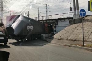 Под железнодорожным переездом в Пензе снова застряла фура