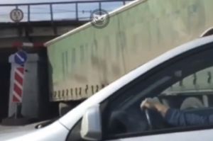 В Пензе момент застревания фуры под мостом попал на видео