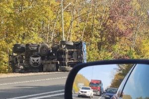 «Лежит бетономешалка». На трассе под Пензой опрокинулся большегруз