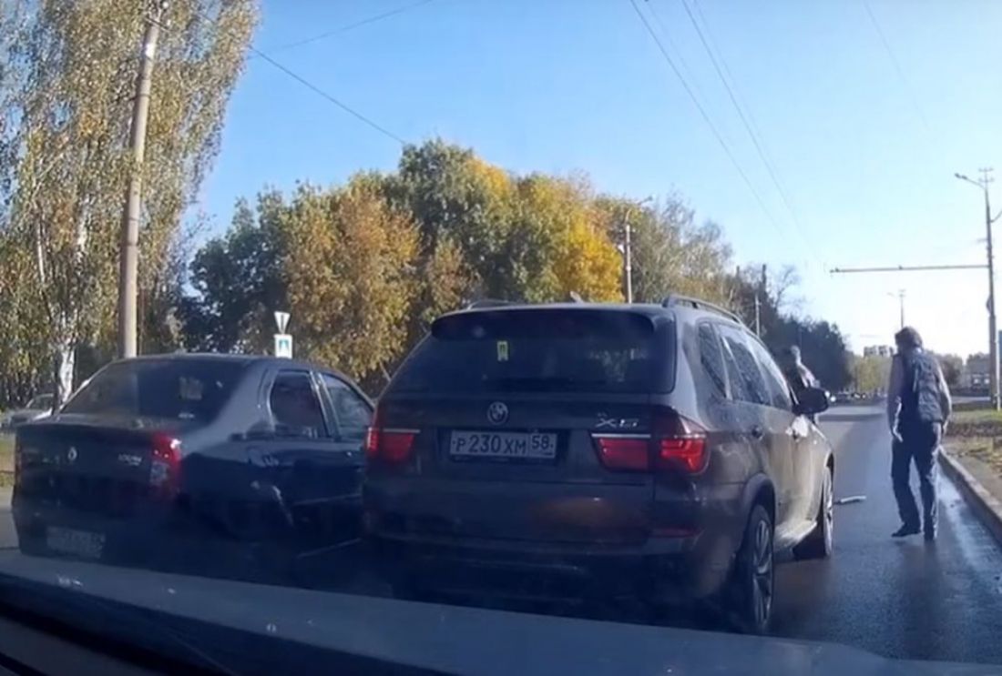 «Люди в шоке пребывали». В Пензе сняли момент массовой аварии на видео