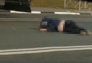 На трассе «Урал» в пределах Пензы лежит сбитый пешеход. Видео