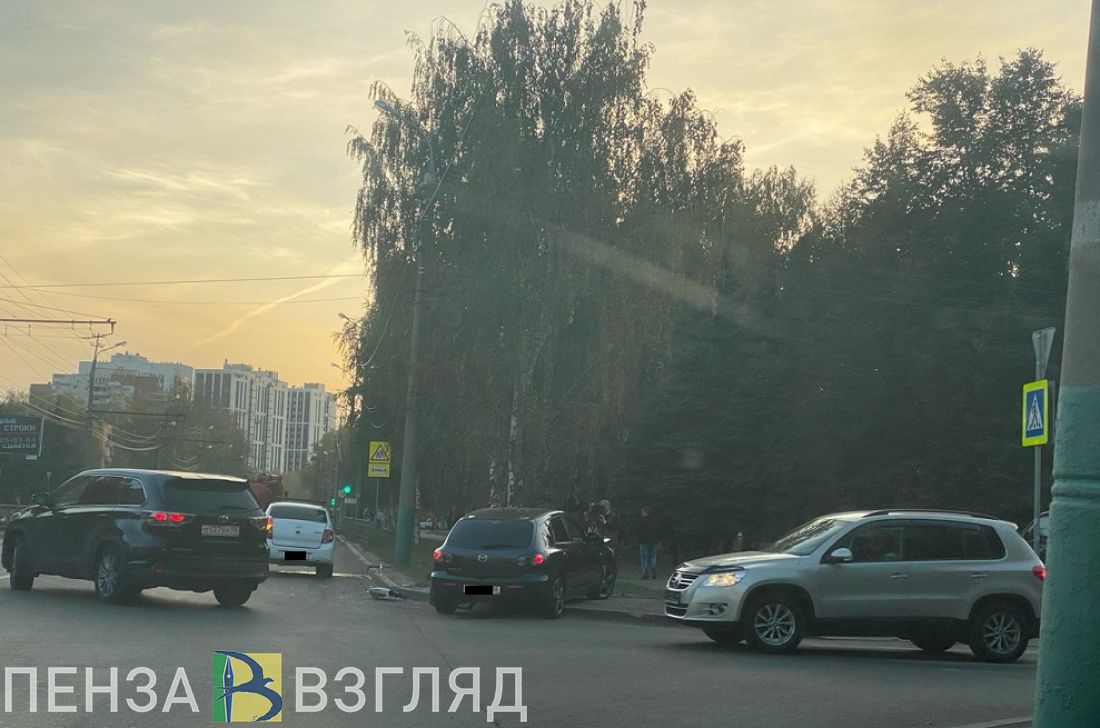 В Пензе на ул. Мира в ДТП помялись две машины