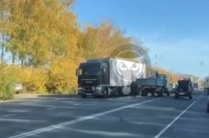 Под Пензой жестко столкнулись грузовик и легковушка. Видео