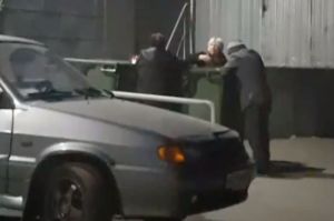 В Пензе на видео попали роющиеся в мусорном контейнере люди