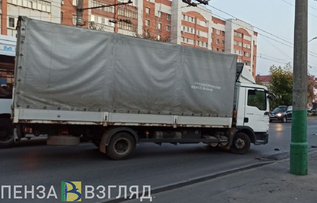 В Пензе на улице Калинина столкнулись маршрутка и большегруз