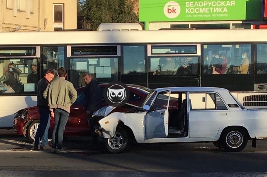 В ДТП у Центрального рынка в Пензе изуродовались два автомобиля