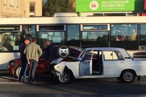 В ДТП у Центрального рынка в Пензе изуродовались два автомобиля