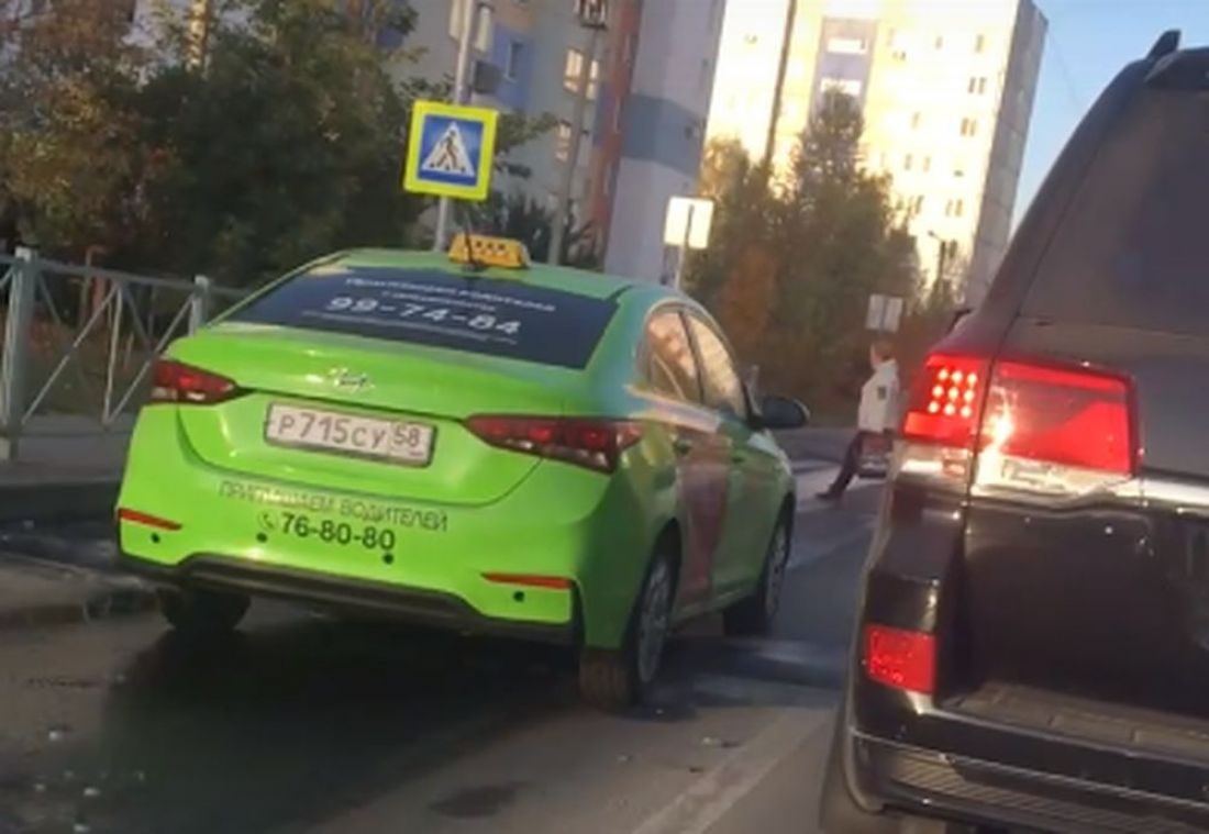 В Пензе автохамы едут по встречке, едва не сбивая пешеходов. Видео