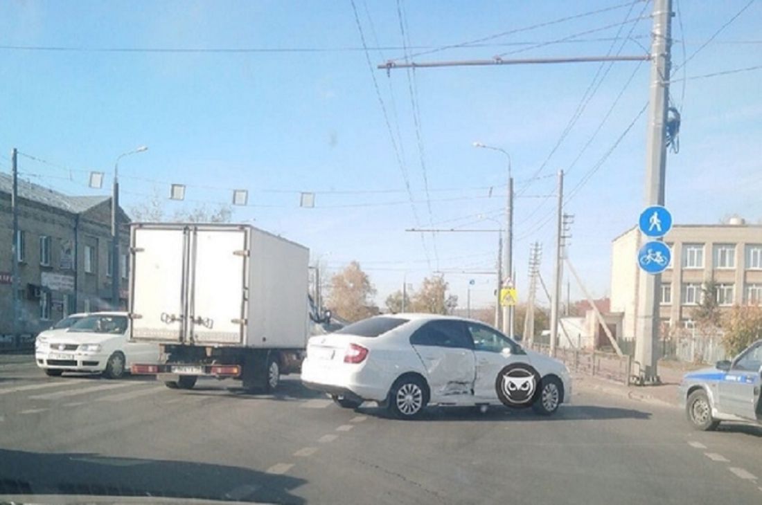 В пензенском микрорайоне Терновка столкнулись два автомобиля