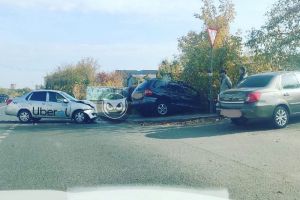 В Пензе после столкновения с такси иномарка улетела в кусты