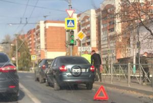 На Южной поляне в Пензе два авто столкнулись и перегородили дорогу
