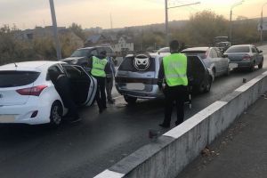 Сотрудники ГИБДД прибыли к месту массовой аварии на мосту в Пензе