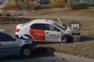 Опубликовано видео с места ДТП с участием такси в Пензе