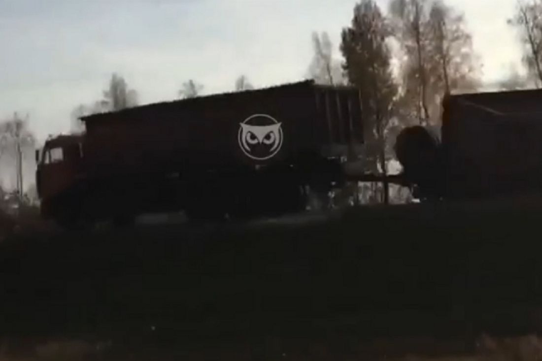 В Пензенской области занесло «КамАЗ», груженый свеклой. Видео