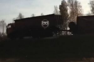 В Пензенской области занесло «КамАЗ», груженый свеклой. Видео