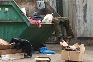 «Он хоть живой?» Пензенцев напугал лежащий в мусорном контейнере мужчина