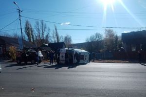 В Сердобске в результате ДТП опрокинулась машина «скорой». Фото