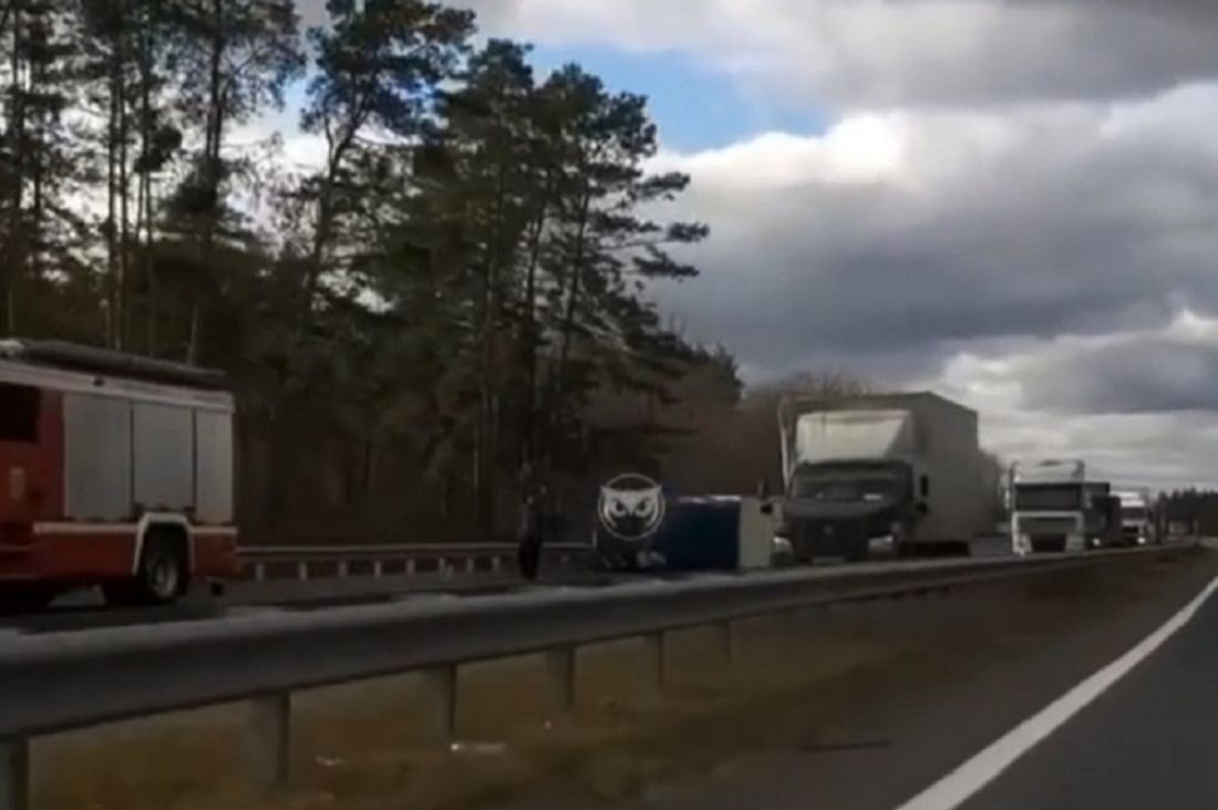 На трассе М-5 под Пензой опрокинулся грузовик. Образовалась пробка