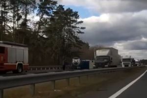 На трассе М-5 под Пензой опрокинулся грузовик. Образовалась пробка