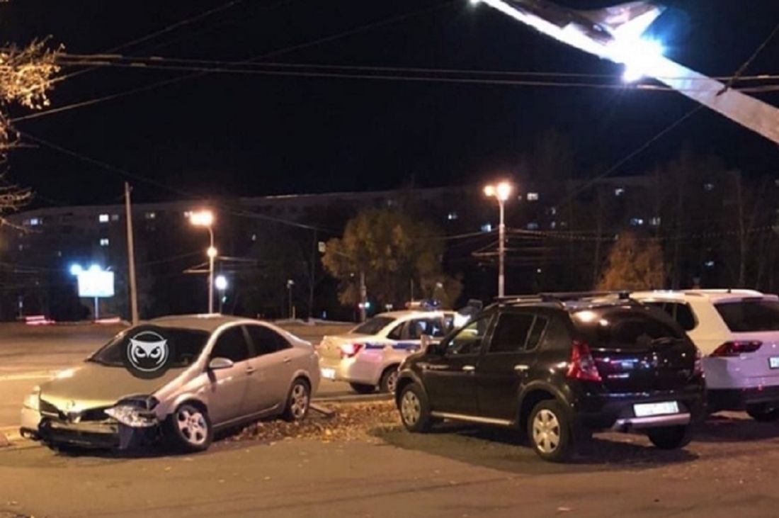 В ДТП у «Самолета» в Пензе легковушка получила сильные вмятины