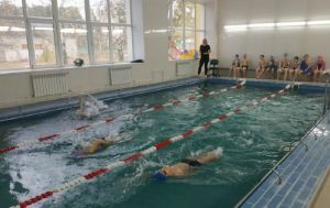 Зареченских школьников каждую четверть тестируют на умение плавать