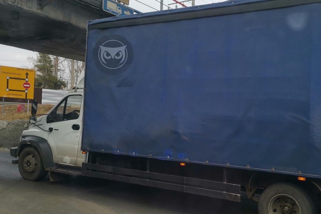 В Пензе очередная машина «не проскочила» под мостом