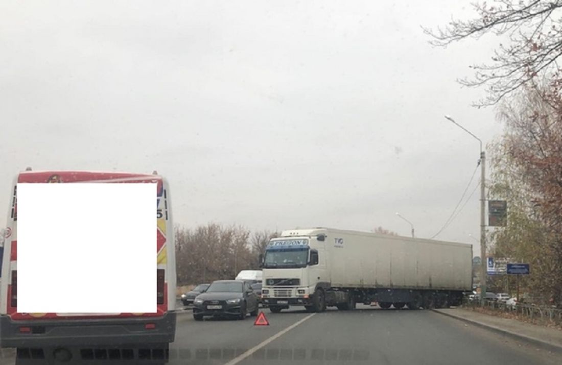 Из-за аварии с фурой на Севере в Пензе образовалась пробка