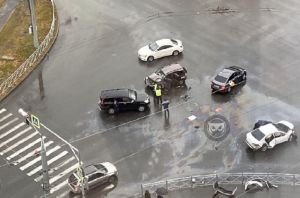 В ДТП на Западной поляне в Пензе изуродовались три машины. Фото