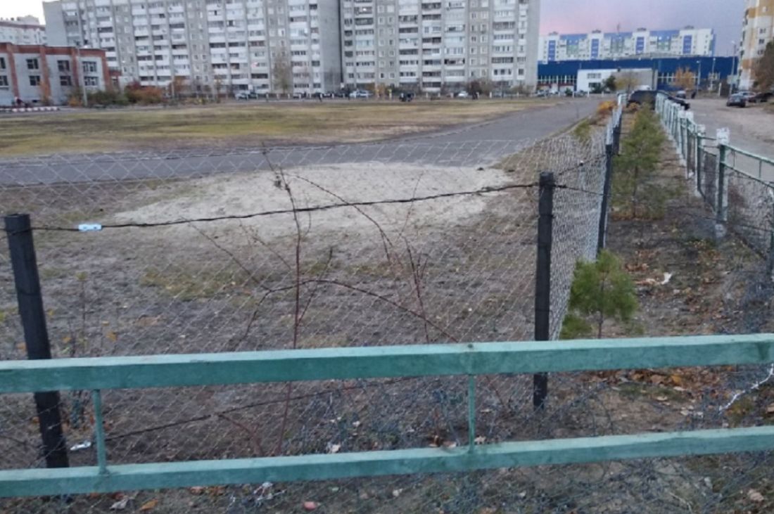 «Учеба строгого режима». Пензенскую школу оградили забором с колючей проволокой