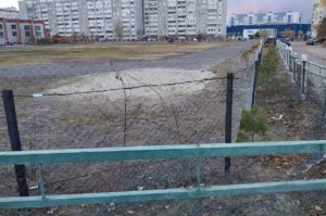 «Учеба строгого режима». Пензенскую школу оградили забором с колючей проволокой